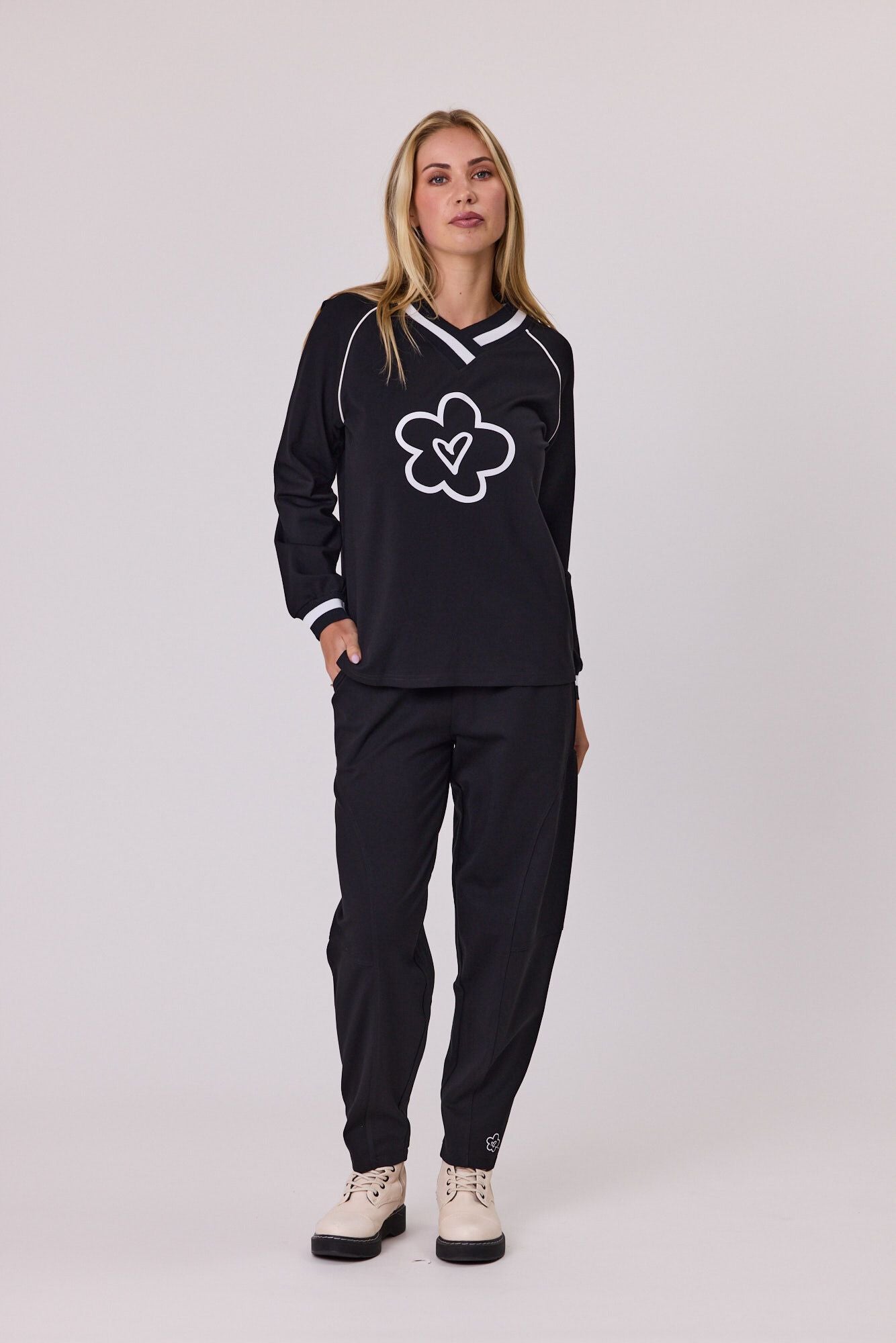 Black Daisy Sweatshirt